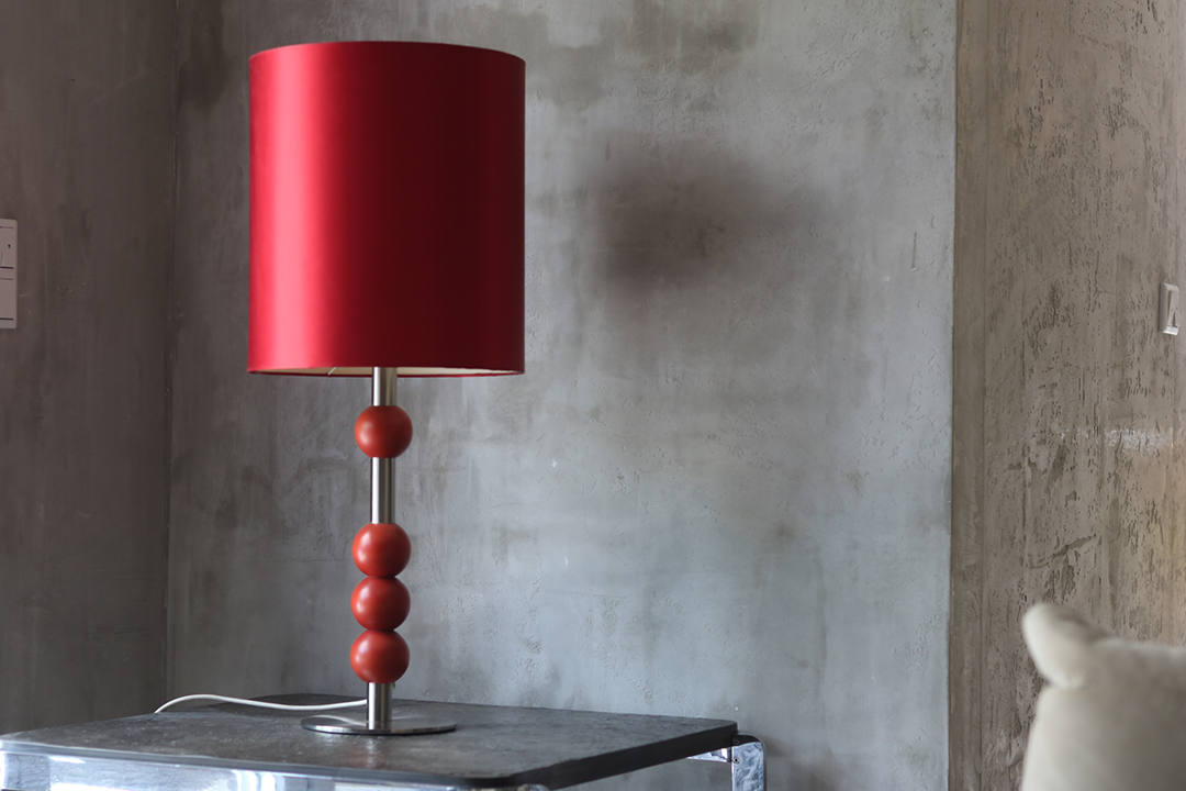 Bild einer beton Wand mit roter Lampe