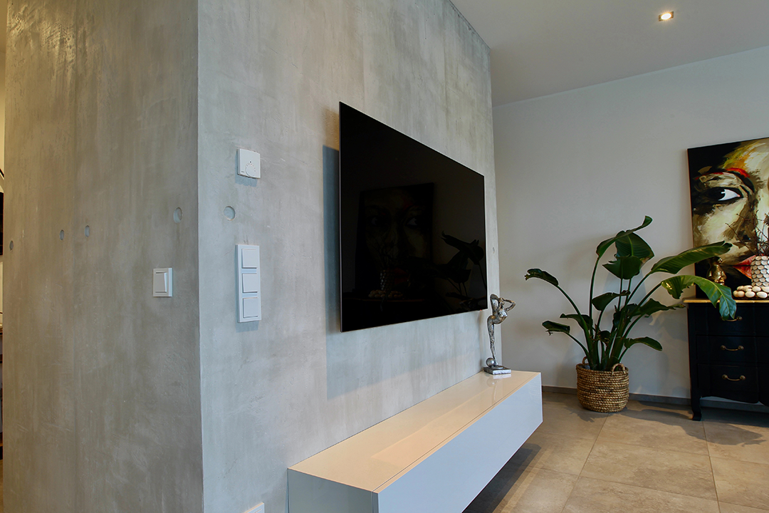 Bild einer Betonwand mit Fernseher